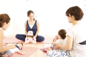 【参加費無料！オンライン講座】赤ちゃんと安全に過ごすコツと親子ふれあいヨガ講座
