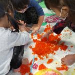 0歳からの小麦粉絵の具あそび