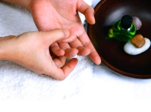 【アロマの処方箋】お悩み別・リンパやツボのケアとおすすめアロマ